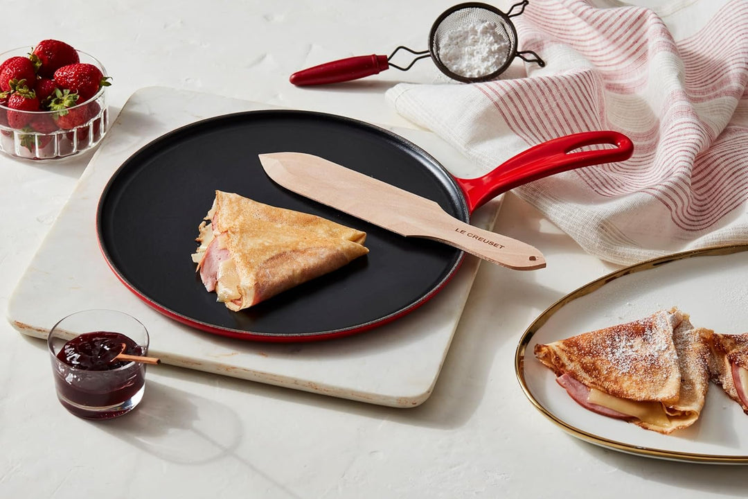 Le Creuset Gusseisen-Crêpespfanne, Inkl. Holzschieber, Ø 27 cm, Rund, Für alle Herdarten inkl. Induk