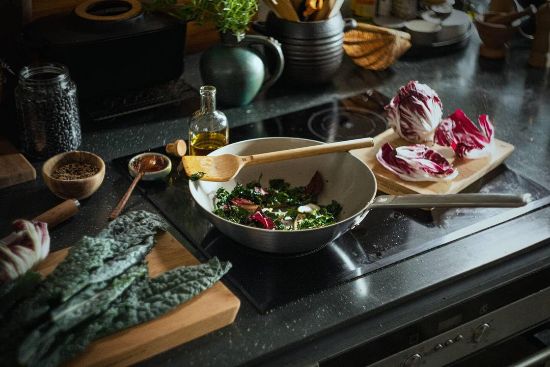 Fiskars Norden Steel Wok, Ø 28 cm, Für alle Kochfelder geeignet, Mit Antihaftbeschichtung, Edelstahl