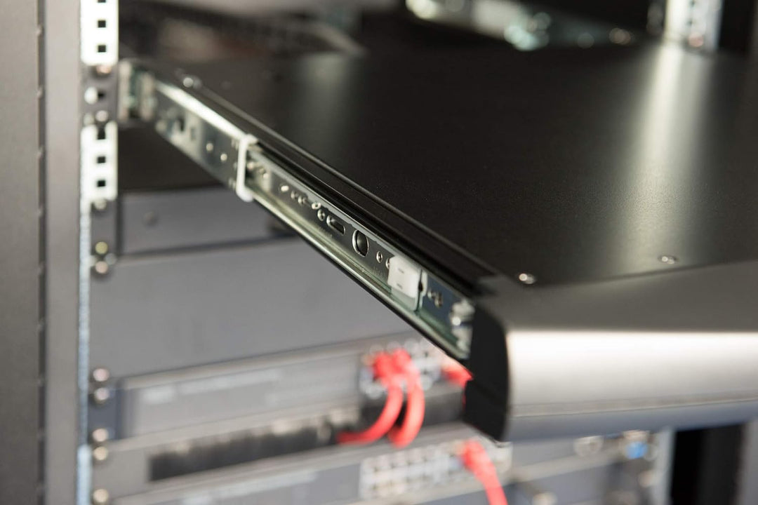 DIGITUS 19" KVM Konsole mit 19" TFT Display (16:9), DE-Tastatur-Layout, KVM Switch mit 16 VGA Ports,
