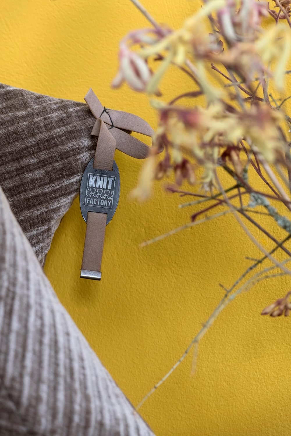 KNIT FACTORY - Beau Kissen - Velourkissen - Modischen Streifenmusters - Sofakissen - 50x50 - Dunkelb