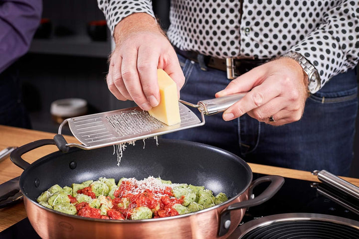 RÖSLE Feinreibe, Hochwertige Reibe für Parmesan, Gewürze, Zitrone, Schokolade oder Ingwer, mit Silik