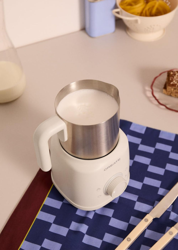 CREATE/MILK FROTHER RETRO/Milchaufschäumer und -erhitzer mit abnehmbarem Krug Cremeweiss/Magnetische