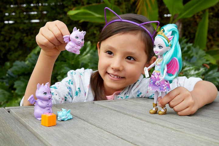 Enchantimals GYJ09 - Deanna Dragon Familie Spielset, Puppe (15,2 cm) mit 3 Drachenfiguren und 4 Zube