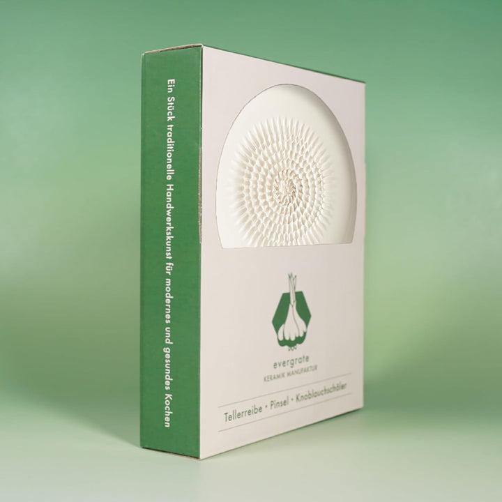 Evergrate® Keramikreibe Cremeweiss mit Geschenkbox – mit Reibe, Knoblauchschäler, Rezeptheft & Pinse