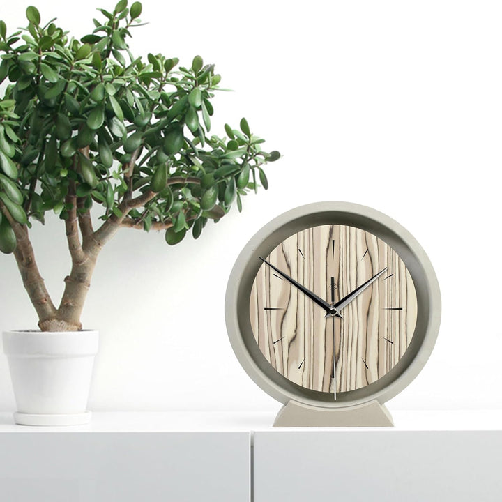 Kreative Feder Runde Tischuhr aus Beton im Industrial Design – leise Standuhr ohne Ticken in minimal