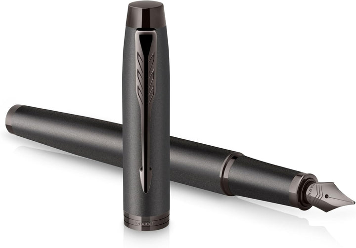 Parker IM Monochrome Füller , Oberfläche und Zierteile in Dunkelgrau-Metallic , Füllfederhalter mit