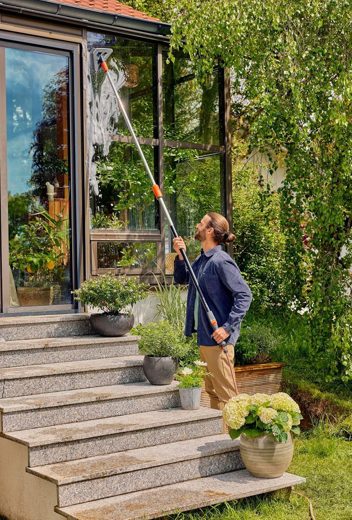 Gardena Teleskop-Stiel M - XL: Wasserführender Reinigungsstiel 155-260 cm, Aluminium, für weiter ent