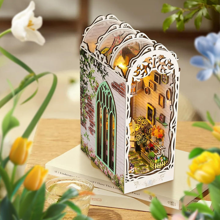 Book Nook Kit Buchstützen, DIY Puppenhäuser Miniatur Haus Kit mit Staubschutzhülle LED-Licht Gartenh