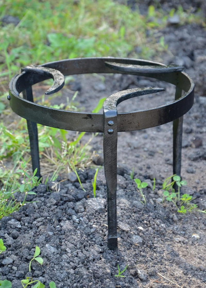 Battle-Merchant Pfannenknecht für Lagerfeuer / Dutch Oven | Handgeschmiedetes Mittelalter Dreibein |