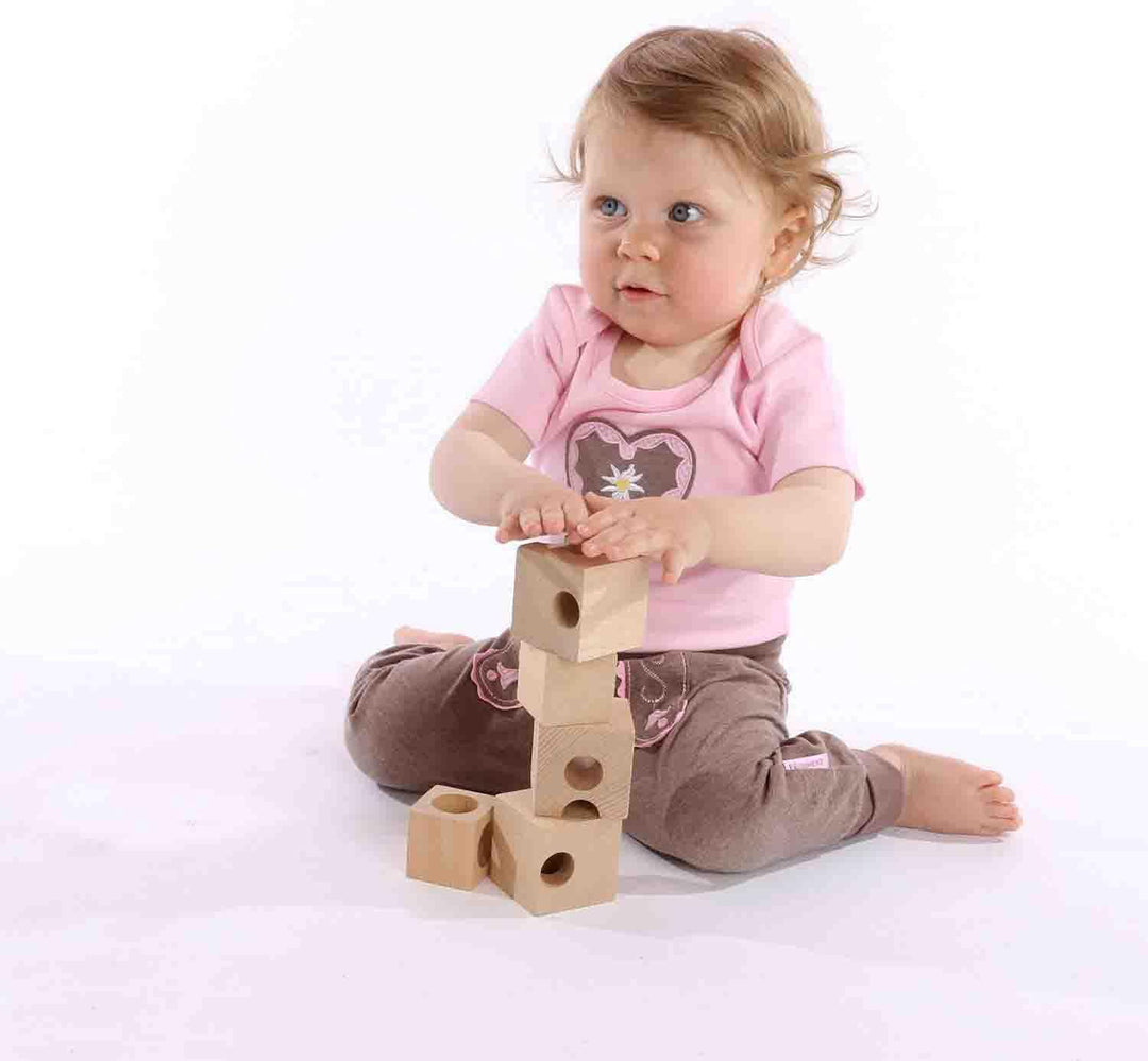 Trachten Set für Mädchen bestehend aus Baby Body mit langem Arm Motiv "Brezel" mit Stickerei "Spatze