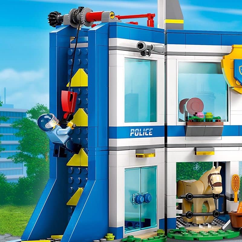 LEGO 60372 City Polizeischule Spielset mit Hindernisstrecke, Pferd-Figur, Spielzeug-Auto und 6 Minif