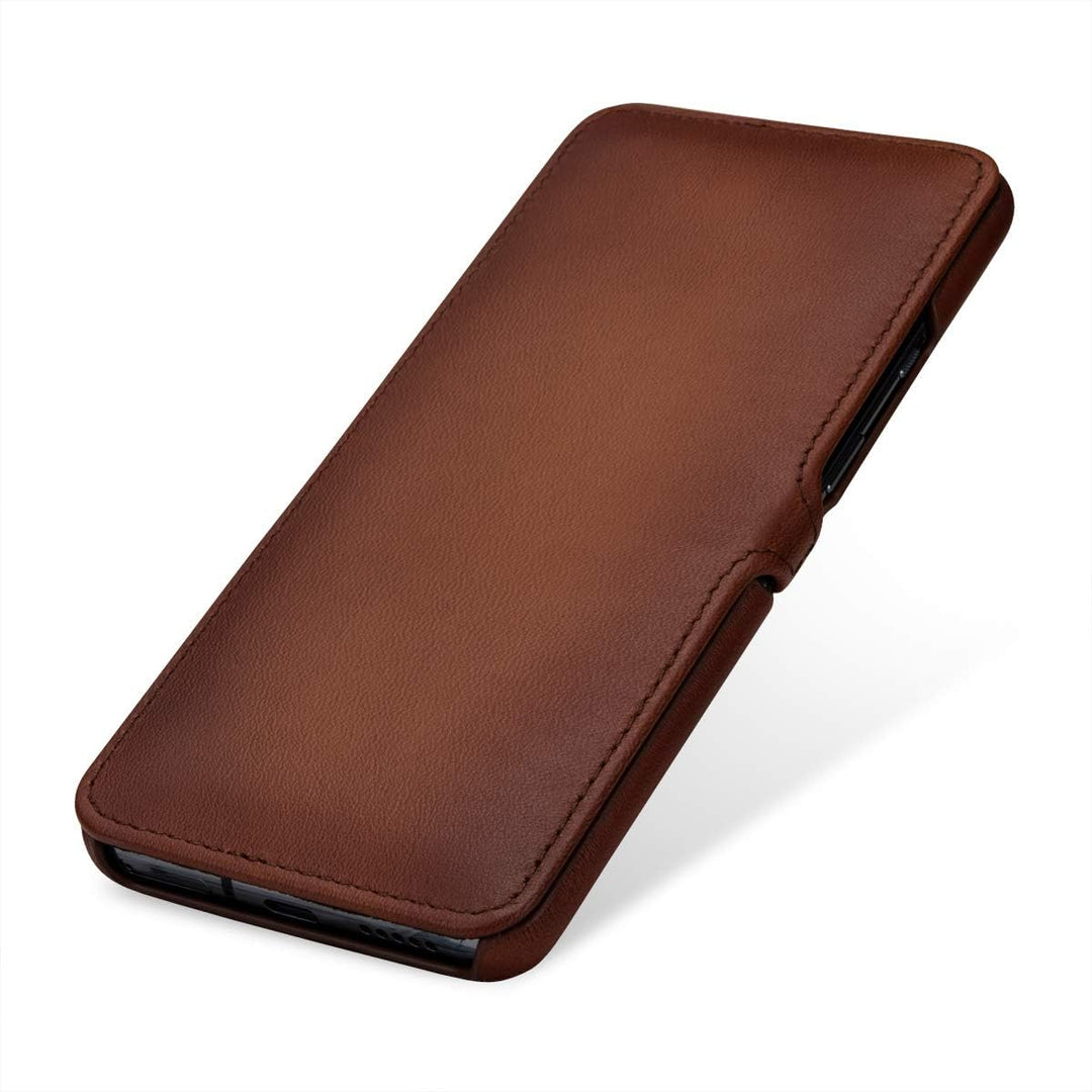 STILGUT Hülle geeignet für OnePlus 7T Lederhülle Book Type, braun antik mit Clip OnePlus 7T braun an