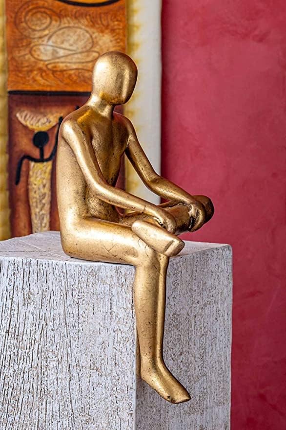 IDYL Moderne Skulptur Figur Sandsteinguss Sitting Man | Gold | Masse 19x23x43 cm | Dekorationsfigur