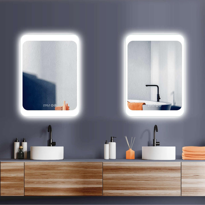 HOKO® LED Badspiegel 50x70 cm Weimar. Moderner Lichtspiegel fürs Bad mit Uhr und mit Touch Schalter