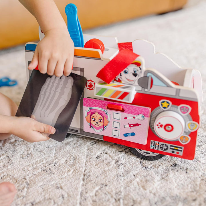 Melissa & Doug PAW Patrol Marshalls Arztset aus Holz, PAW Patrol Rettungswagen mit Erste-Hilfe-Kaste
