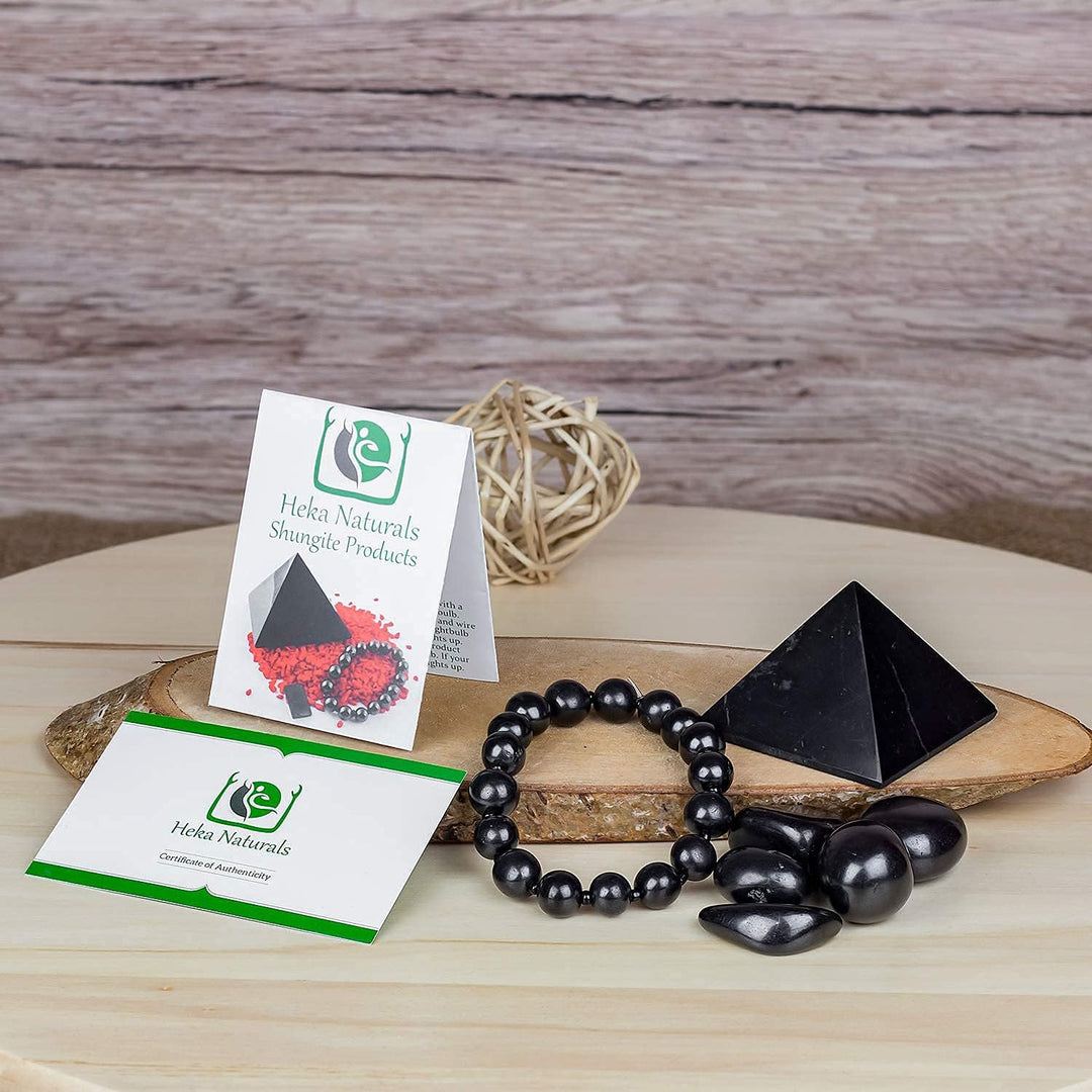 Heka Naturals Polierte Schungit-Pyramide (5 cm), Dehnbares Armband & Trommelsteine | Wohnkultur, Was