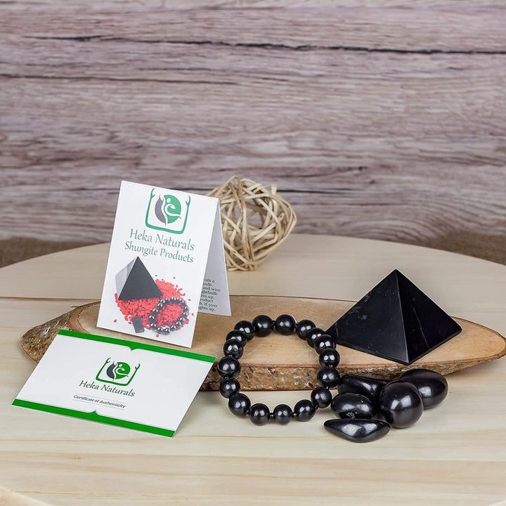 Heka Naturals Polierte Schungit-Pyramide (5 cm), Dehnbares Armband & Trommelsteine | Wohnkultur, Was