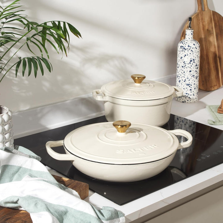 SALTER Chester Flacher Gusseisen-Auflauftopf – 30 cm Dutch Oven, Selbstschöpfender Deckel, Langlebig