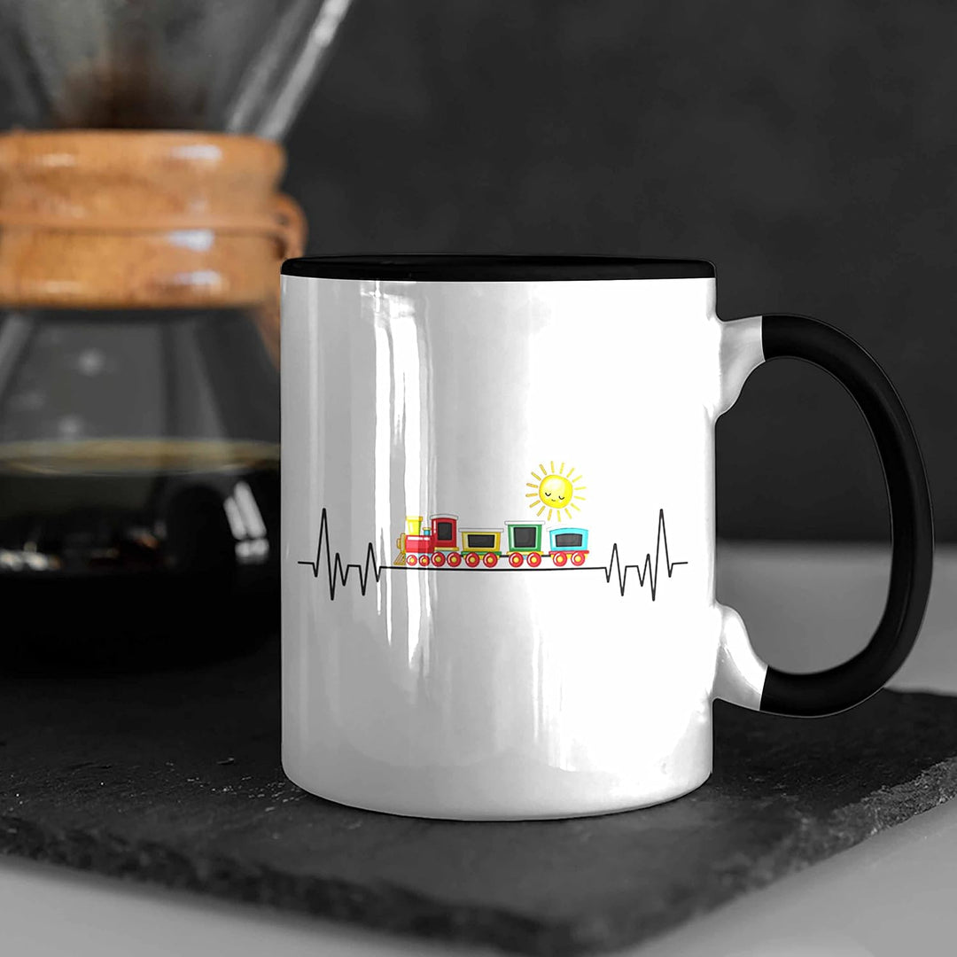 Trendation - Zug Züge Herzschlag Tasse Geschenk für Eisenbahner Zugführer Hobby Geschenkidee (Schwar