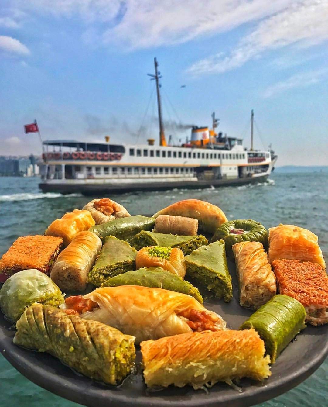 Hafiz Mustafa 1864 Istanbul Baklava Gebäckdose – Gebackene Baklava Dessertsnacks aus frischen Phyllo