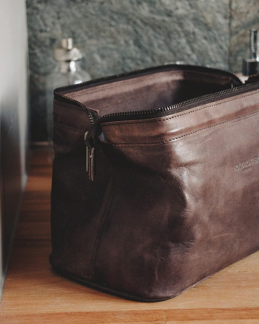 HOLZRICHTER Berlin Kulturbeutel No 5-1 (M) dunkel-braun - Grosse, hochwertige Kulturtasche handgefer