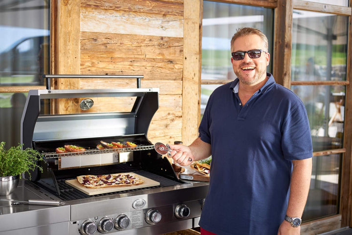 RÖSLE Pizza- und Flammkuchenschneider, Hochwertiges Pizzamesser mit stabilem Rad, beidseitig geschli