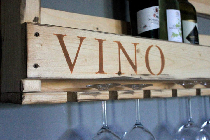 Weinregal aus Holz für die Wand - mit Gläserhalter und VINO Schriftzug - Rostoptik - fertig montiert