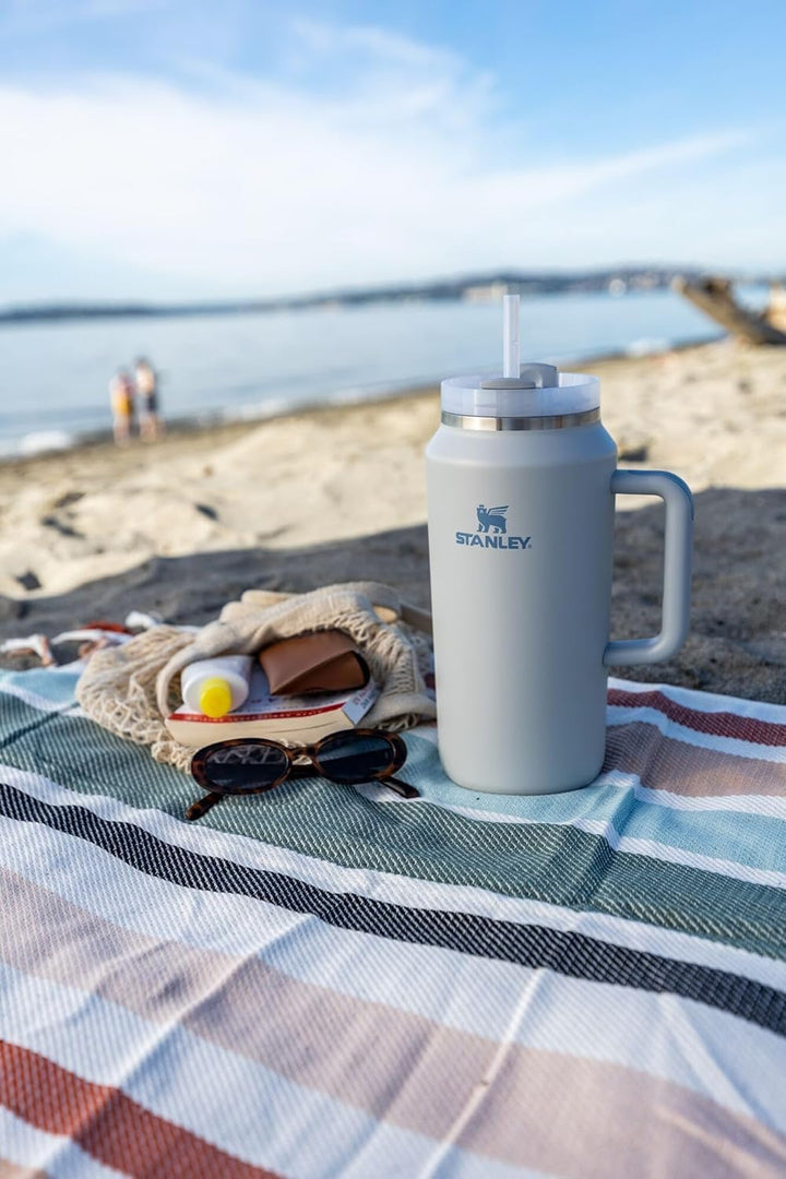 Stanley Quencher H2.O FlowState Tumbler 64oz Fog 1,8 kg Weiss, 1,8 kg Weiss