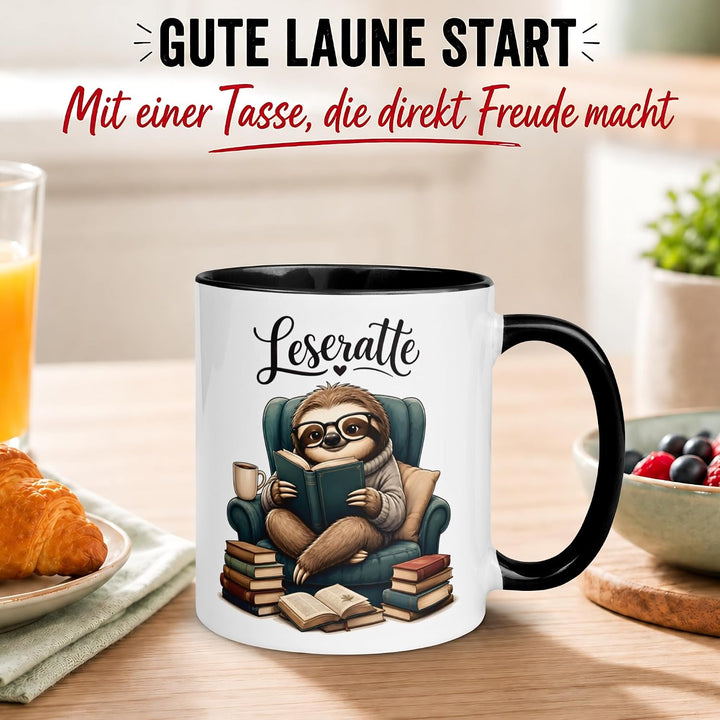 Faultier Tasse | Faultier mit Buch im Sessel | Lustiger Geschenk Becher für Leseratten und Bücherwur