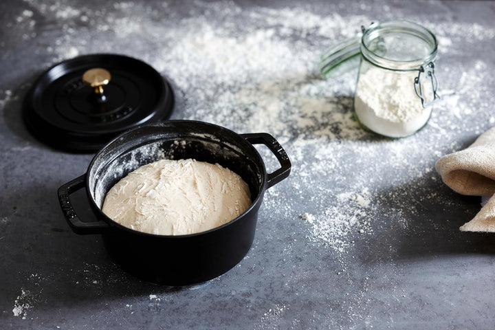 STAUB Gusseisen Bräter/Cocotte, Rund 14 cm, 0,8 L, Aromaregen Funktion, Für alle Herdarten geeignet,
