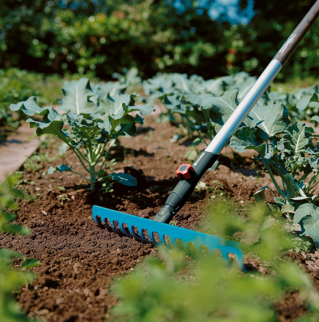 Gardena combisystem-Rechen: Praktische Harke mit 14 Zinken, ideales Gartenzubehör zum Rechen, Unkrau