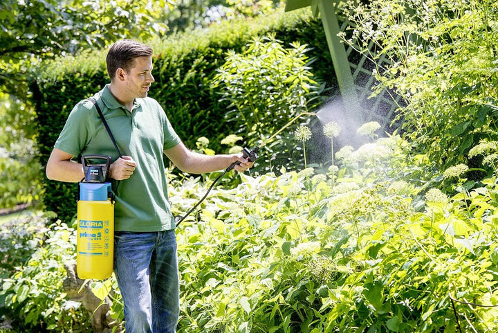 GLORIA Drucksprüher AutoPump Set | Gartenspritze | 5 L Füllinhalt | Sprühgerät mit Batterie-/Akku-Be