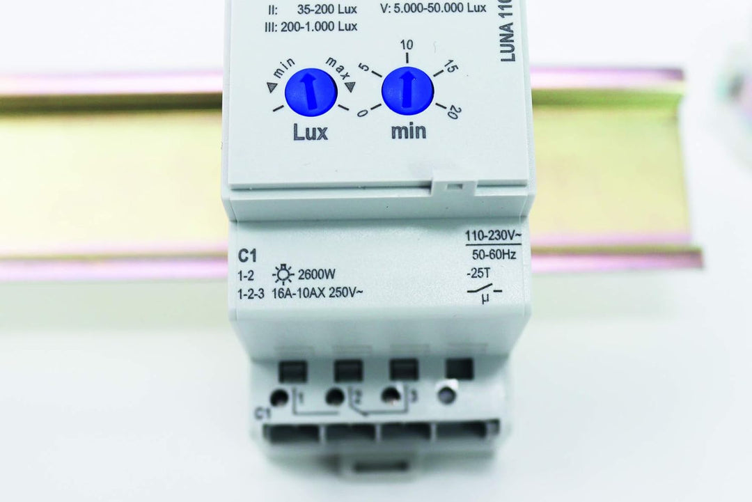 Theben LUNA 110 plus EL Analoger Dämmerungsschalter mit externem Lichtsensor und einstellbarer Ein-/