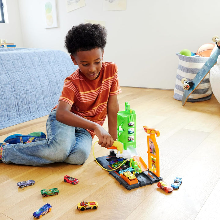 Hot Wheels Let's Race Netflix - City Superladung Tankstelle-Spielset mit Ladestationen für Elektrofa