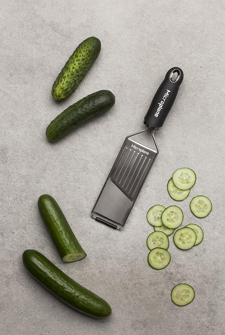Microplane Profi Gemüsehobel für Kartoffel, Karotte, Gurke, Zucchini und Rote Bete in Schwarz mit Ed