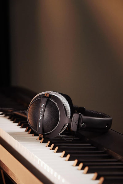 beyerdynamic DT 770 PRO 250 Ohm Over-Ear-Studiokopfhörer in schwarz. Geschlossene Bauweise, kabelgeb