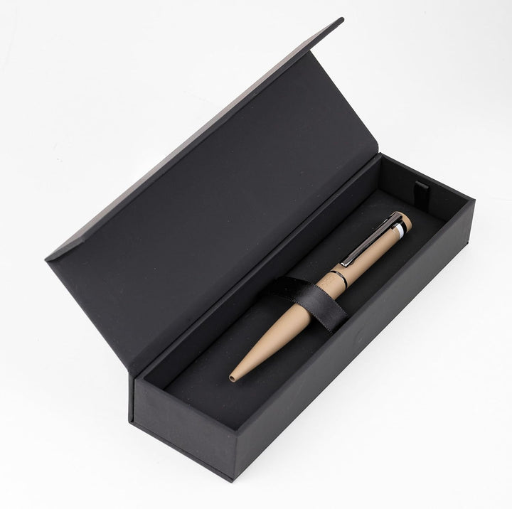 Hugo Boss Loop Iconic Kugelschreiber aus Messing und Gummi in der Farbe Camel, Länge: 14,6cm, Minenf