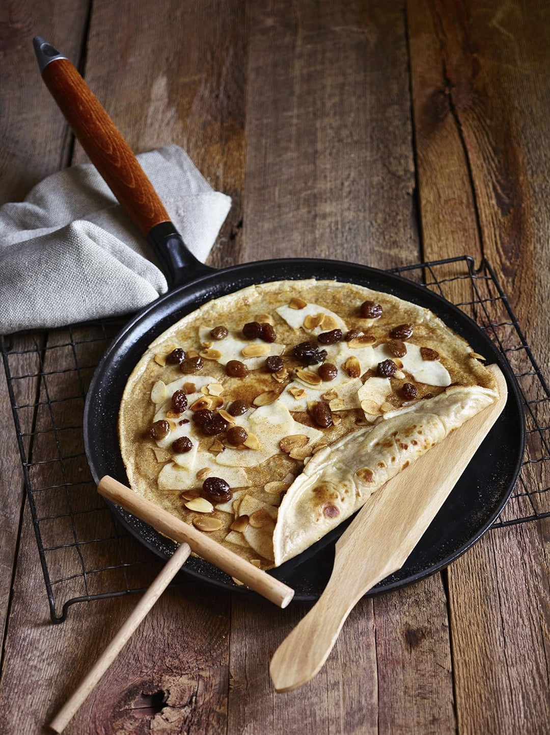 STAUB Crepes Pfanne aus Gusseisen, mit Holzgriff, rund 28 cm, Für alle Herdarten geeignet, Schwarz