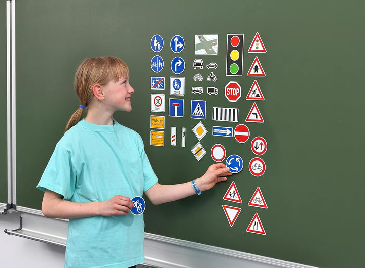 Betzold - Verkehrszeichen-Set Kinder magnetisch 218 Teile Verkehrsschilder Magnet Tafel