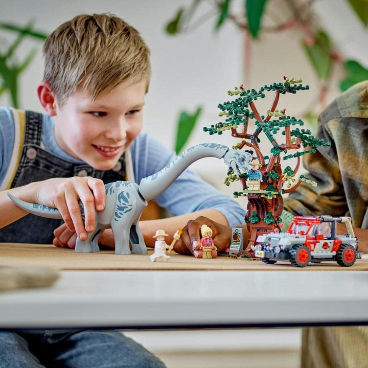 LEGO 76960 Jurassic Park Entdeckung des Brachiosaurus, Dinosaurier Spielzeug mit Figur und Jeep, Sam