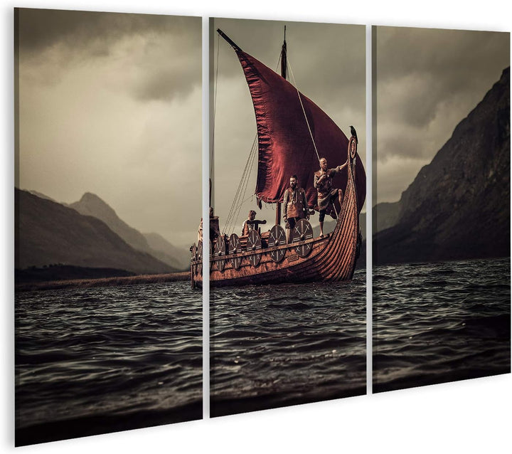 islandburner Bild auf Leinwand Gruppe Von Wikingern Auf Dem Meer Auf Drakkar Mit Bergen Im Hintergru