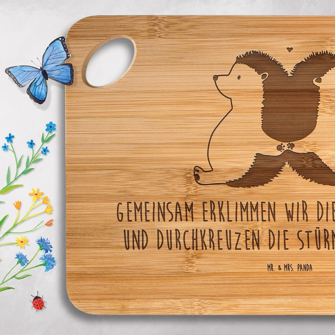 Mr. & Mrs. Panda Bambus - Schneidebrett Igel händchenhaltend - Geschenk, Liebesbeweis, Liebesgeschen