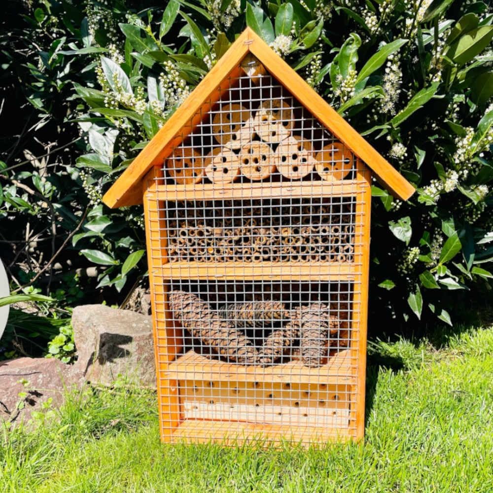 DARLUX massives handgefertigtes L Insektenhotel aus Holz I 52 x 28 x 12 cm (HxBxT) mit Ständer Höhe