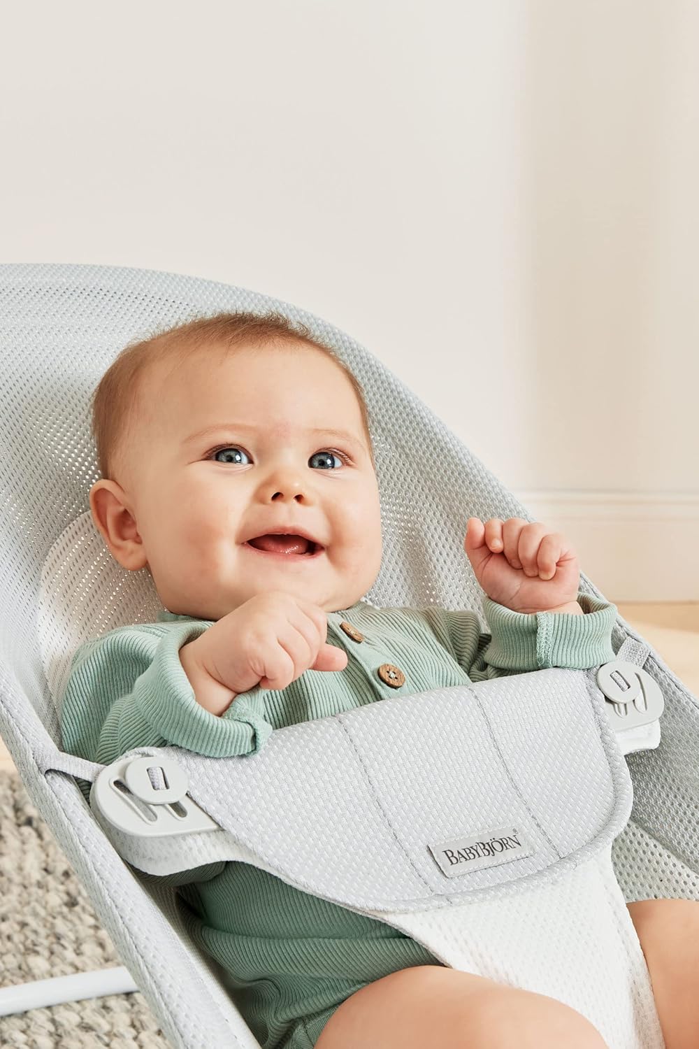 BabyBjörn Babywippe Balance Soft, Hellgrauer Rahmen, Netzstoff, Silber/Weiss