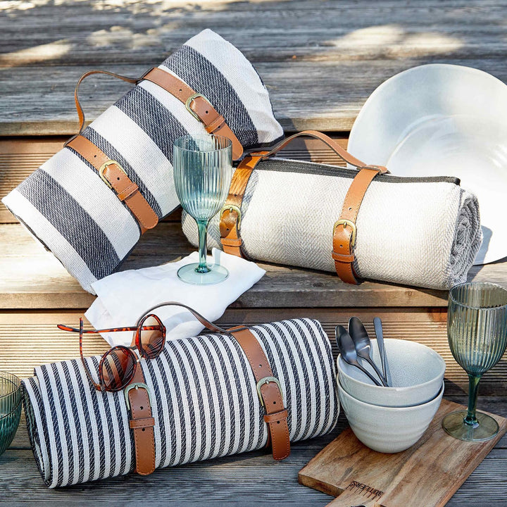 BUTLERS Picknickdecke 200x150 cm - Wanderlust - Campingdecke Outdoor im Streifen Design | Decke für