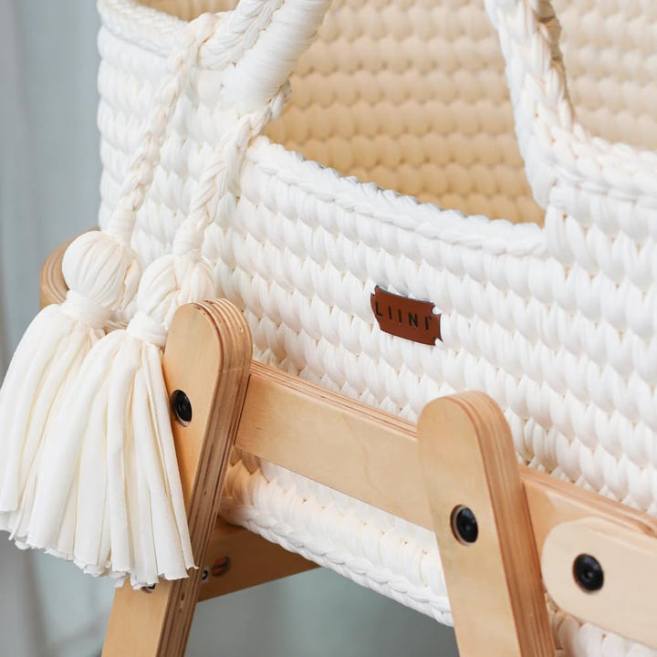 LIINI® Babywiege mit Moseskorb – sanfte Wiegebewegung, handgehäkelt, nachhaltiges Holzgestell, inkl.