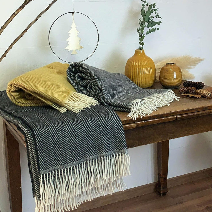 mitienda mit Liebe gemacht Kuscheldecke graue Decke Pfeil, Wolldeck, weiche Decke, Tagesdecke, Sofad