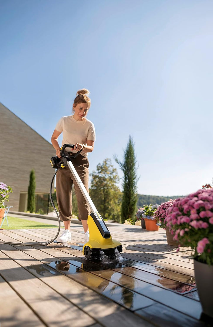 Kärcher Akku-Terrassenreiniger PCL 3-18, ca. 20 m² Flächenleistung pro Akku-Ladung, 2 Bürstenwalzen