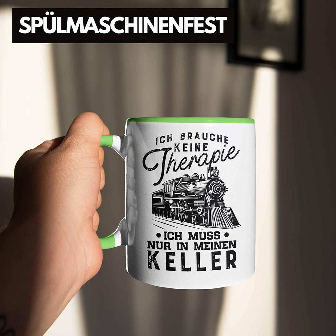 Trendation - Modelleisenbahn Tasse Geschenk für Eisenbahner Spruch Ich Muss In Meinen Keller (Grün),