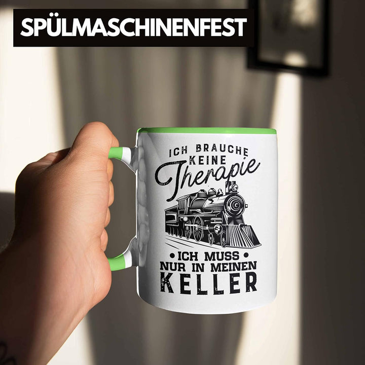 Trendation - Modelleisenbahn Tasse Geschenk für Eisenbahner Spruch Ich Muss In Meinen Keller (Grün),